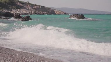 Boş bir sahile vuran dalgalara yakın çekim, yavaş çekim.