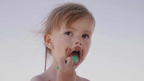 Adorabile Bambina Che Mangia Gelato Sulla Spiaggia Rallentatore — Video Stock