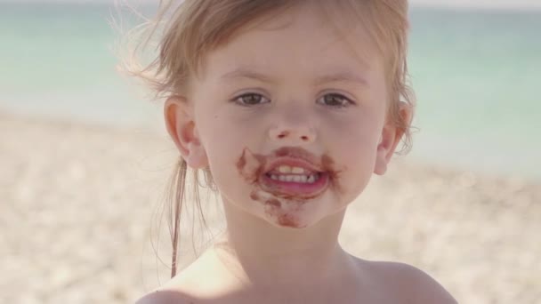 Urocza Dziewczynka Jedząca Lody Plaży Zwolnione Tempo — Wideo stockowe