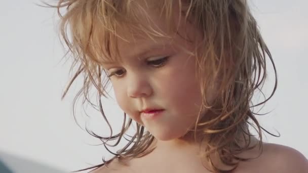 Ritratto Una Bella Bambina Sulla Spiaggia Attenzione Selettiva — Video Stock