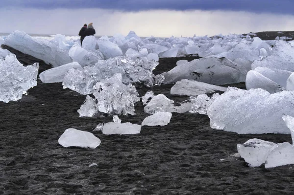 Ledová skála s černým pískem na pláži Jokulsarlon, Diamantová pláž na jihovýchodě Islandu — Stock fotografie