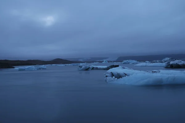 Modrá hodina po podzimním západu slunce v Jokulsarlonské laguně - Island — Stock fotografie