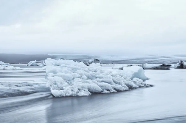 Kék órával az őszi naplemente után a Jokulsarlon lagúnában - Izland — Stock Fotó