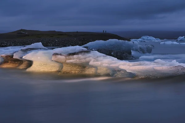 Голубой час после осеннего заката в лагуне Йокулсарлон - Исландия — стоковое фото