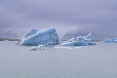 Jokulsarlon gölünde sonbahar günbatımından sonraki mavi saat - İzlanda