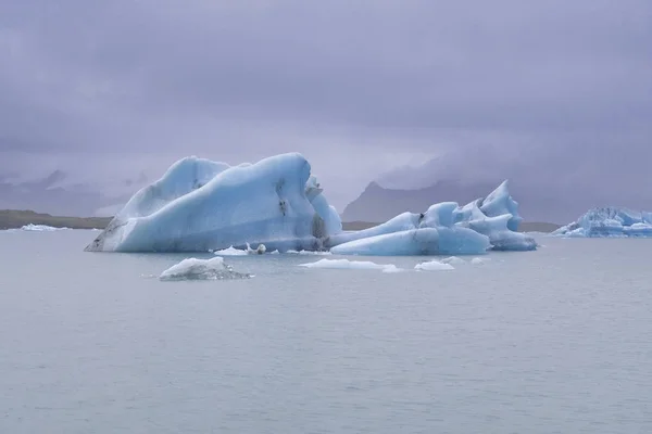 Hora azul después de una puesta de sol en otoño en la laguna de Jokulsarlon - Islandia —  Fotos de Stock