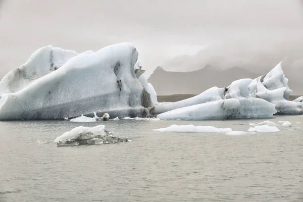 Jéghegyek fekete-fehér képe a Jokulsarlon gleccsernél — Stock Fotó