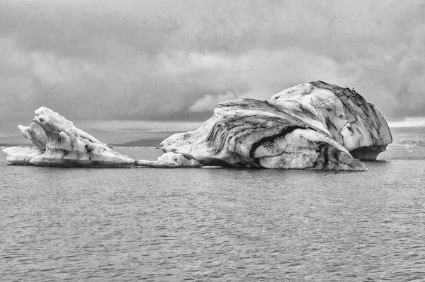 Jokulsarlon buzulundaki buzdağlarının siyah beyaz görüntüsü — Stok fotoğraf