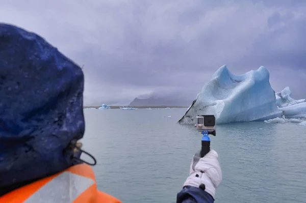 Jeune femme films Lac de glacier Jokulsarlon en Islande — Photo