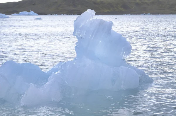 Blue icebergs floating in the jokulsarlon lagoon in Iceland in theautumn — 스톡 사진