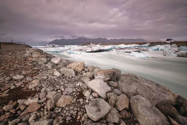 Λίμνη παγετώνα Jokulsarlon στην Ισλανδία. Η μεγάλη έκθεση κάνει το νερό και τον ουρανό μεταξένια. Μεγάλη έκθεση, παγετώνας, κυκλοθυμικές έννοιες — Φωτογραφία Αρχείου