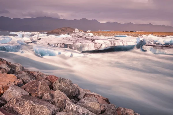 Lagoa do glaciar Jokulsarlon na Islândia. Longa exposição tiro faz a água eo céu sedoso. Longa exposição, glaciar, conceitos temperamentais — Fotografia de Stock