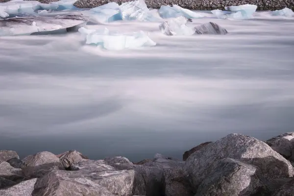 Laguna ghiacciaio di Jokulsarlon in Islanda. Colpo di lunga esposizione rende l'acqua e il cielo setoso. Lunga esposizione, ghiacciaio, concetti lunatici — Foto Stock