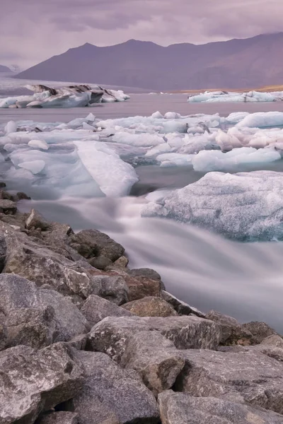 Jokulsarlonglaciärlagunen på Island. Lång exponering skott gör vattnet och himlen silkeslen. Lång exponering, glaciär, lynniga begrepp — Stockfoto