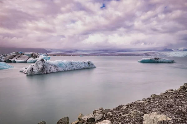 Lagoa do glaciar Jokulsarlon na Islândia. Longa exposição tiro faz a água eo céu sedoso. Longa exposição, glaciar, conceitos temperamentais — Fotografia de Stock
