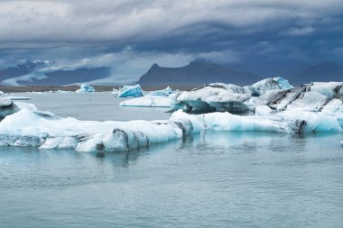 Jokulsarlon buzul gölünün soğuk sularında yüzen buzdağları. Vatnajokull Ulusal Parkı, İzlanda 'nın güneydoğusunda bir yol gezisi sırasında