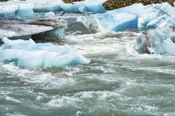 Góry lodowe pływające w zimnej wodzie laguny lodowcowej Jokulsarlon. Park Narodowy Vatnajokull, w południowo-wschodniej Islandii podczas podróży — Zdjęcie stockowe