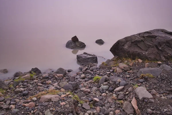 Πέτρες που κείτονται στα ήρεμα νερά της Ισλανδίας — Φωτογραφία Αρχείου