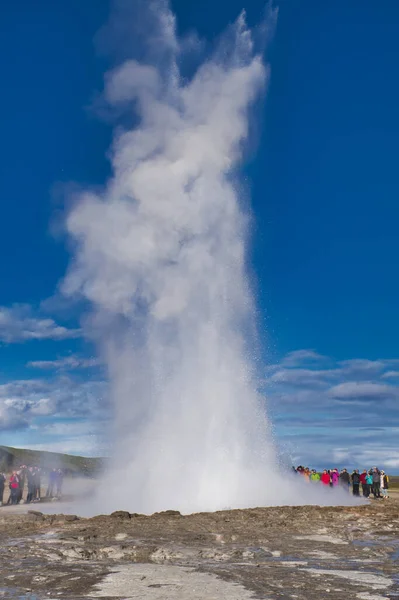 Haukadalur, Icleland -28 septembre 2017 : Strokkur qui jaillit son eau à environ 20 mètres de haut, les touristes regardent le geyser — Photo