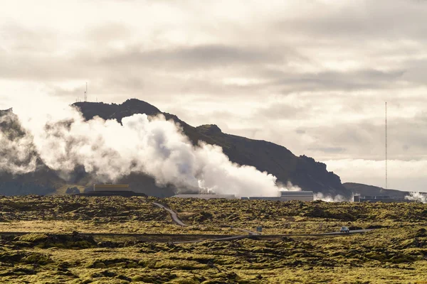 冰岛雷克雅未克美丽的地热区，背景为高山 — 图库照片