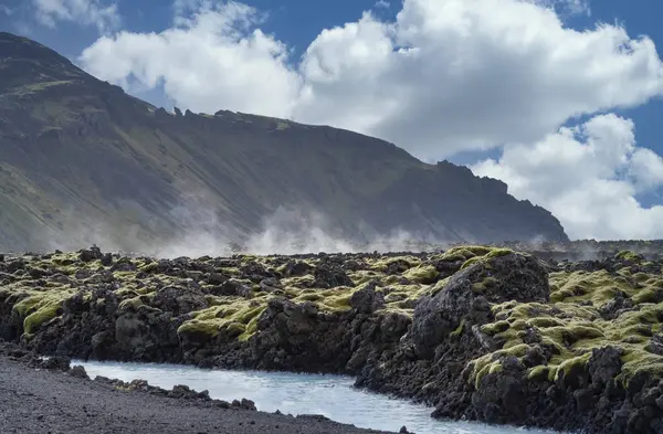 Reykjavik, İzlanda 'da arka planda dağ olan güzel jeotermisch alanı — Stok fotoğraf
