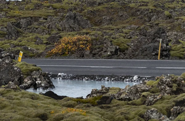 Bela área de geotermisch em Reykjavik, Islândia, com montanha ao fundo — Fotografia de Stock