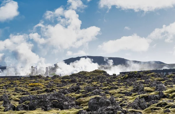 Bela área de geotermisch em Reykjavik, Islândia, com montanha ao fundo — Fotografia de Stock