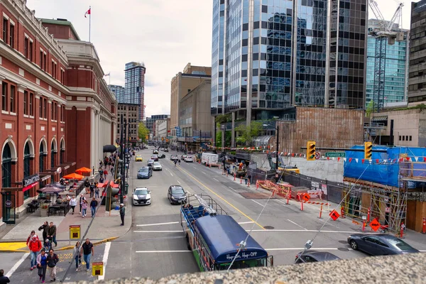 VANCOUVER - MAY 06 2019: Downtown Vancouver, Canada. A view from above across the street with a bus, police car, passenger cars Vancouver BC — Stockfoto