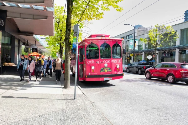 Ванкувер - 06 мая 2019 года: Центр Ванкувера, Канада. Автобусные перевозки Система на 06 мая 2019 года в Ванкувере, большая доступность для посетителей, молодая женщина и интерьер хмеля на хмель из автобуса — стоковое фото