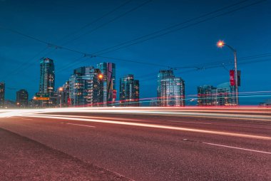 Vancouver, Mayıs 05 2019: Vancouver Bc, Kanada. Arkaplanda Granville Köprüsü Binaları 'ndan uzun pozlama