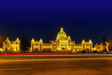 Victoria, 08 Mayıs 2019: Victoria Bc, Kanada şehir merkezi. Victoria Parlamento Binası, gece vakti, uzun süre açık.