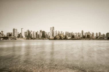 Vancouver - Mayıs 06 2019: Vancouver Kanada şehir merkezi. Stanley Park 'tan Vancouver şehir merkezi manzarası, klasik renklerde.