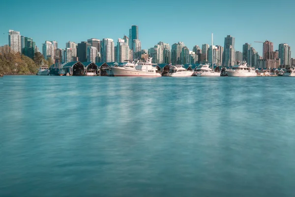 Vancouver - 06. Mai 2019: Innenstadt von Vancouver Kanada. Blick vom Stanley Park auf die Innenstadt von Vancouver — Stockfoto