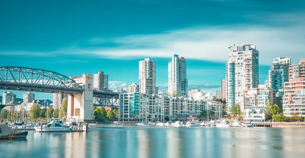 VANCOUVER - 05 MAGGIO 2019: Centro di Vancouver Canada. Vista panoramica sul Burrard Bridge da Granville Island, Vancouver, Canada — Foto Stock