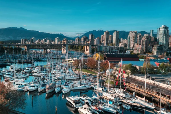 Vancouver - 05 maja 2019: Downtown Vancouver Kanada. Widok na Burrard Bridge z wyspy Granville, Vancouver, Kanada — Zdjęcie stockowe