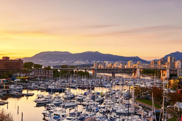 Vancouver - květen 05 2019: Centrum Vancouver Kanada. Scénický pohled na Burrard Bridge z Granville Island, Vancouver, Kanada — Stock fotografie