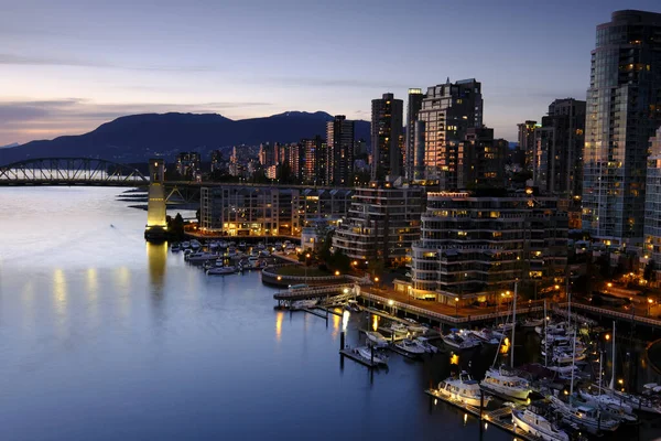 Vancouver - 05 maja 2019: Downtown Vancouver Kanada. Widok na Burrard Bridge z wyspy Granville, Vancouver, Kanada — Zdjęcie stockowe