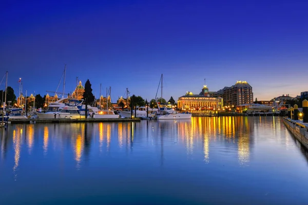 Victoria, Bc, květen 08 2019: Downtown Victoria, Kanada. Noční scéna z přístavu v centru Victorie, Britská Kolumbie, Kanada — Stock fotografie