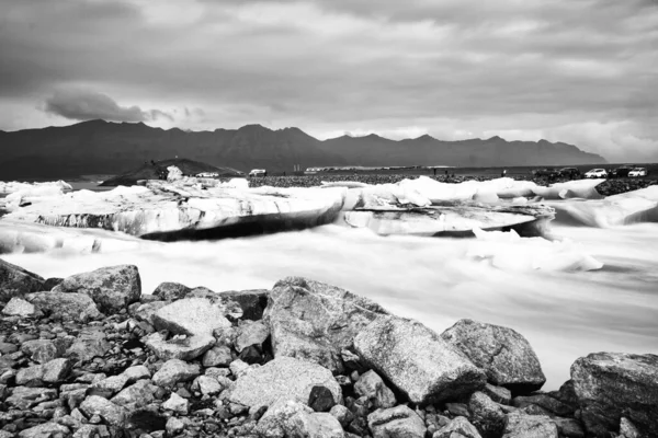 Λίμνη παγετώνα Jokulsarlon στην Ισλανδία. Η μεγάλη έκθεση κάνει το νερό και τον ουρανό μεταξένια. Μεγάλη έκθεση, παγετώνας, κυκλοθυμικές έννοιες, vintage ασπρόμαυρο — Φωτογραφία Αρχείου