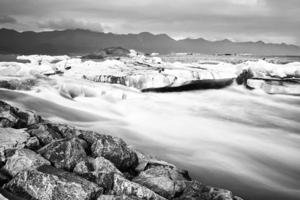 Λίμνη παγετώνα Jokulsarlon στην Ισλανδία. Η μεγάλη έκθεση κάνει το νερό και τον ουρανό μεταξένια. Μεγάλη έκθεση, παγετώνας, κυκλοθυμικές έννοιες, vintage ασπρόμαυρο — Φωτογραφία Αρχείου