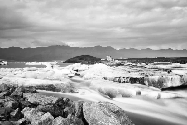 İzlanda 'da Jokulsarlon Buzul Gölü. Uzun pozlu çekim suyu ve gökyüzünü ipeksi yapar. Uzun pozlama, buzul, karamsar kavramlar, siyah beyaz mahsuller. — Stok fotoğraf