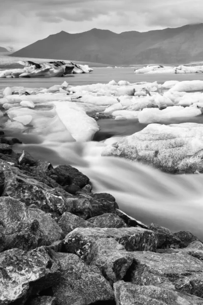 Λίμνη παγετώνα Jokulsarlon στην Ισλανδία. Μακρά έκθεση shot κάνει, μαύρο και άσπρο vintage — Φωτογραφία Αρχείου