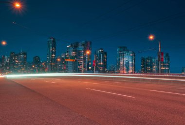 Vancouver, Mayıs 05 2019: Vancouver Bc, Kanada. Arkaplanda Granville Köprüsü Binaları 'ndan uzun pozlama