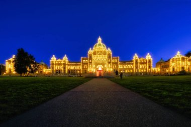 Victoria, 08 Mayıs 2019: Victoria Bc, Kanada şehir merkezi. Victoria Parlamento Binası, gece vakti, uzun süre açık.