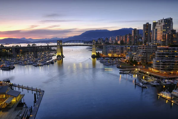 VANCOUVER - 05 MAGGIO 2019: Centro di Vancouver Canada. Vista panoramica sul Burrard Bridge da Granville Island, Vancouver, Canada — Foto Stock