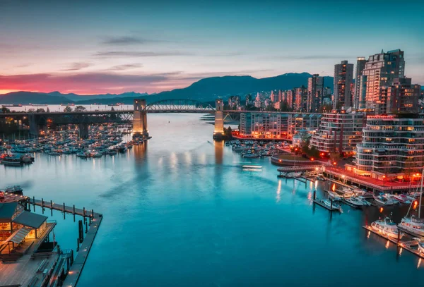 VANCOUVER - 05 MAGGIO 2019: Centro di Vancouver Canada. Vista panoramica sul Burrard Bridge da Granville Island, Vancouver, Canada — Foto Stock