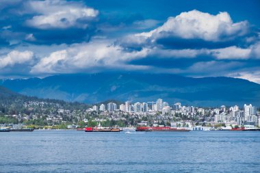 Vancouver - Mayıs 05 2019: Vancouver, Kanada şehir merkezi. Vancouver şehir merkezi manzarası, Stanley Park 'tan Vancouver silueti.