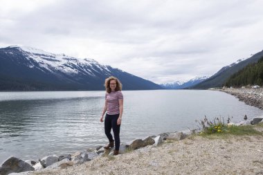 National Park, BC, Kanada 'daki Güzel Göl' de poz veren genç kadın.