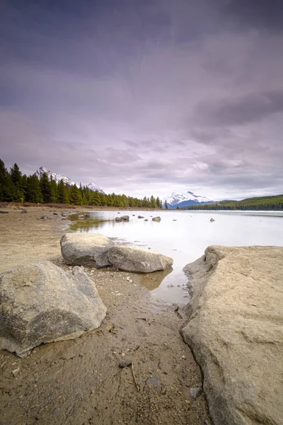 Όμορφη θέα της παγωμένης λίμνης Maligne στο Jasper National Park — Φωτογραφία Αρχείου