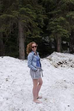 Kız karda şortla, terliklerle gülümsüyor, Jasper, Kanada